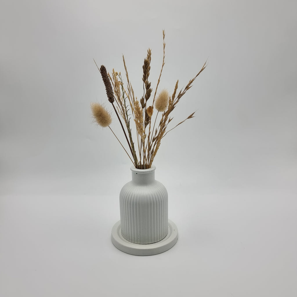 Florero hormigón cilindro blanco invierno