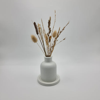 Set  florero hormigón cilindro blanco en bandeja individual blanca